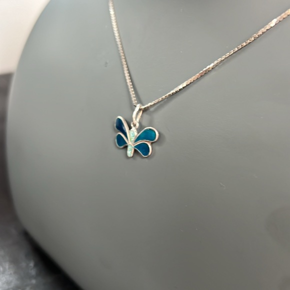 Silver toned necklace with enameled butterfly 🦋 pendant - Picture 5 of 6